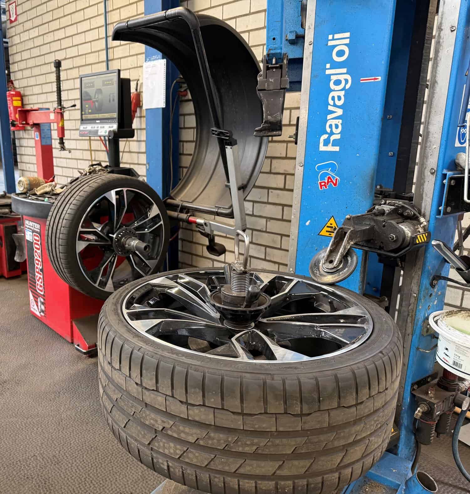 Nieuwe bandenwissel bij Donkers VAG, professionele autogarage in Nederland.