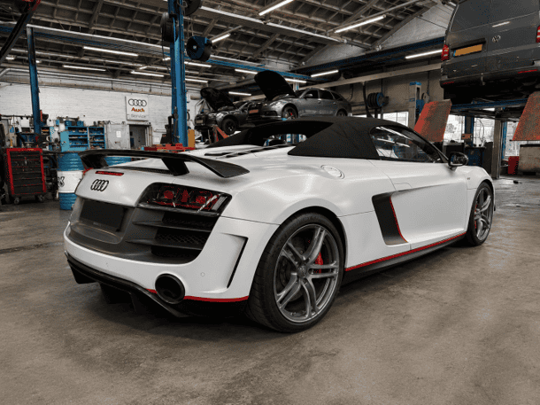 Audi R8 sportwagen in een werkplaats, klaar voor onderhoud of reparatie.