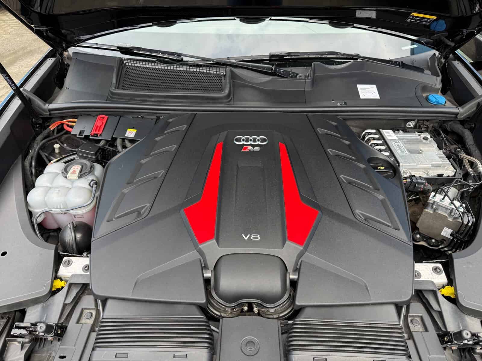 Hoogwaardige Audi V8 motor onder motorkap van Donkers VAG.