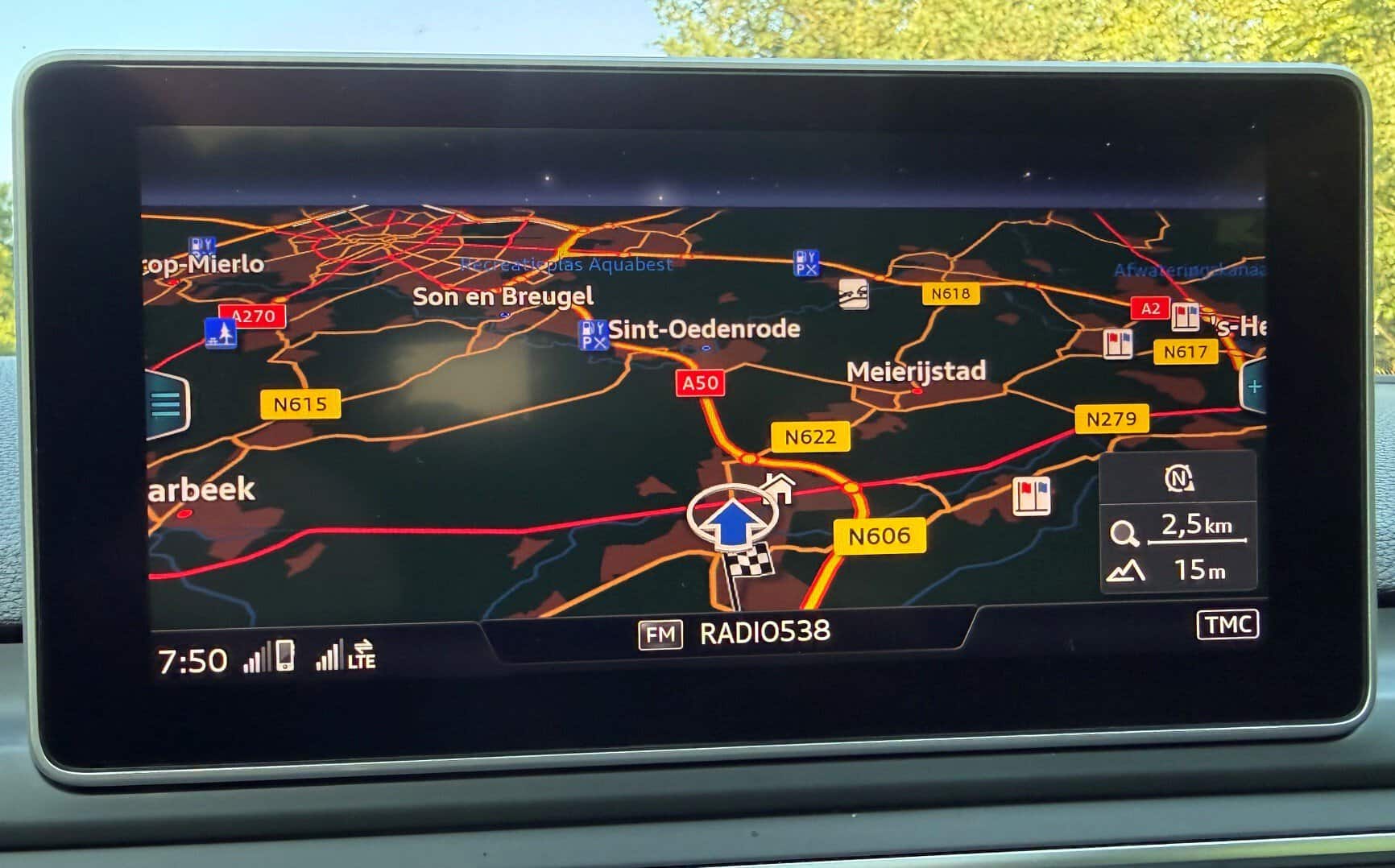 Navigatiescherm met routekaart en verkeersinformatie voor Volkswagen VAG voertuigen.